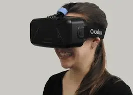 Mujer con gafas de realidad virtual